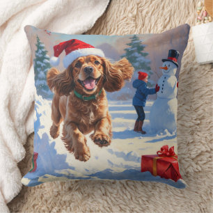 Cocker Spaniel läuft in Schnee mit Weihnachtshut Kissen