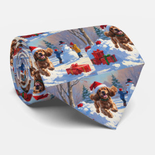 Cocker Spaniel läuft in Schnee mit Weihnachtshut Krawatte