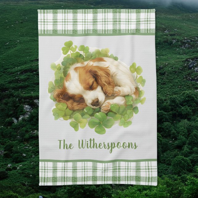 Cocker Spaniel Puppy Sleeping in Shamrocks Plaid  Geschirrtuch (Von Creator hochgeladen)