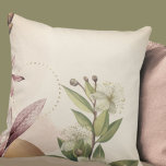 Cockpitfloral Design Kissen<br><div class="desc">Fügen Sie Ihrer Zuhause eine Touch von whimsicalem Charme mit diesem von Cotattcore inspiriert Kissen hinzu. Das Design zeichnet sich durch eine einfache Myrtenzweig-Illustration aus, die durch stilvolle Amaryllis mit schwachen Goldmotiven auf einem hellen Elfenbeinhintergrund gerahmt ist. Das weiche und gemütliche Kissen ist ideal, um jedem Zimmer eine Touch von...</div>