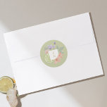 Cocktail Citrus Floral Wedding Monogram Runder Aufkleber<br><div class="desc">Süße, tangy & zitrusy Hochzeitsaufkleber, die mit Liebe infiziert sind! Unsere moderne Cocktail Zitrusfrüchte Blumenparadies Hochzeitskollektion erweckt eine sommerliche Cocktail-Atmosphäre. Zitrusfrüchte Elemente perfekt vermischt mit einem duftenden Bouquet von sommerlichen Blumen. Weiche, von Cocktails inspirierte Farbpalette mit Zitruspfirsich, Gelb, Grüntönen und Lavendelstühlen, die mit den Sommerfarben ausbrechen. Unsere Zitrusfrüchte und Blumenbilder...</div>