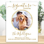 Cocktail für Hochzeitsfeiern Gold Custom Pet Foto Poster<br><div class="desc">Getränke mit Unterschrift ! Dieses elegante und schlichte Kalligraphie-Bar mit einem Cocktail "The Newlyweds", personalisiert mit einem erlesenen Getränk. Passen Sie dieses elegante Hochzeitszeichen mit Ihrem Lieblings-Foto, Hund-Foto, Verlobung-Foto oder Paare Foto, Name und Signatur-Drink! Sie können auch die Fotos für die Unterschrift Drinks von Ihren Lieblings-Haustieren für eine Haustierhochzeit anpassen!...</div>