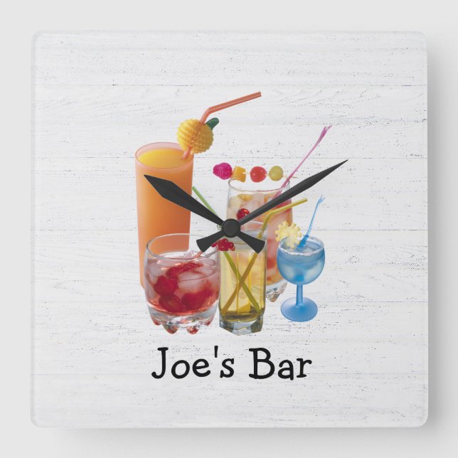 Cocktail Happy Hour on Wood Quadratische Wanduhr (Vorderseite)