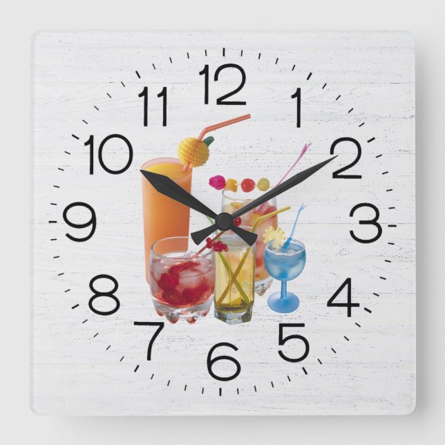 Cocktail Happy Hour On Wood Square Wall Clock Quadratische Wanduhr (Vorderseite)