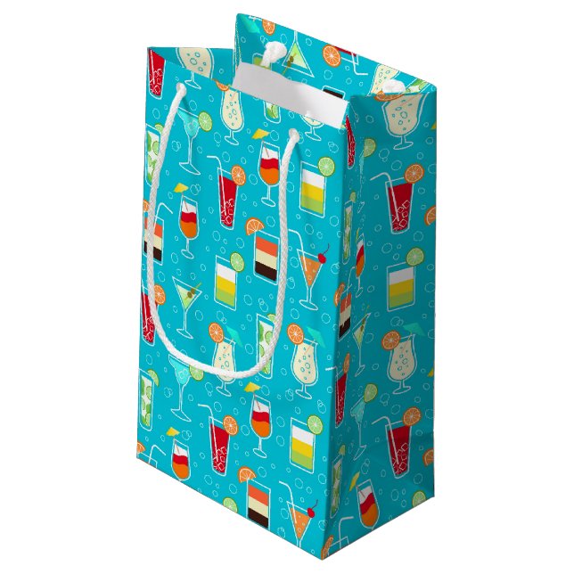 Cocktail-Muster auf aquamarinem Hintergrund Kleine Geschenktüte (Rückseite Schrägansicht)
