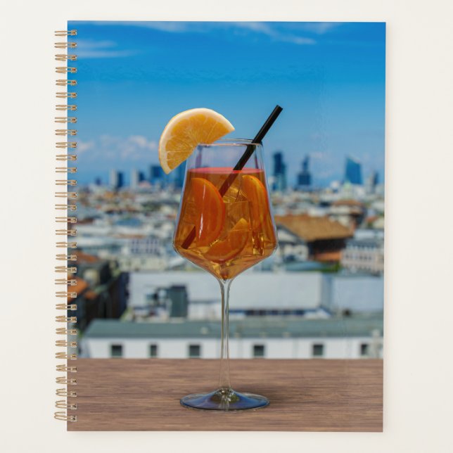 Cocktail Spritz sur une table avec vue sur Milan (Devant)