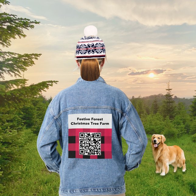 Code QR Buffalo à carreaux rouge écossais Code-bar (A denim jacket with red buffalo plaid, personalized with a QR code and business name)