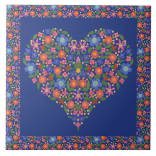 Coeur floral d'art populaire sur le carreau de