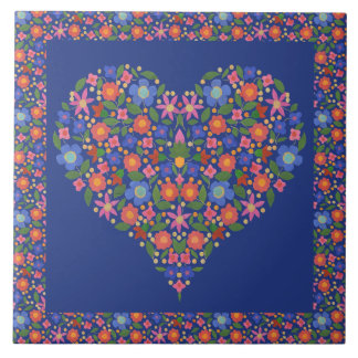 Coeur floral d'art populaire sur le carreau de