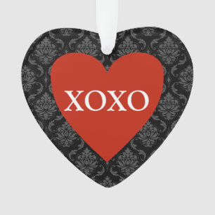 Coeur rouge de XOXO sur la damassé