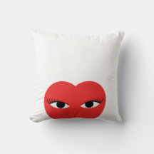 Coeur rouge mignon avec les yeux sur oreiller blan