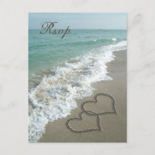 Coeurs de sable sur la carte RSVP de plage