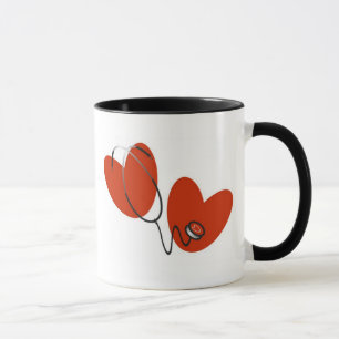 Coeurs et tasse de stéthoscope