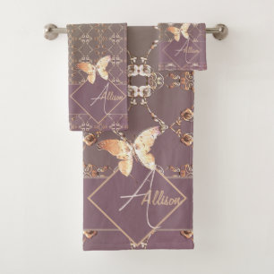 Coeurs roses sur la serviette de mousse de Plum