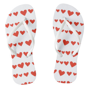 Cœurs rouges sur des tongs tendance blanches