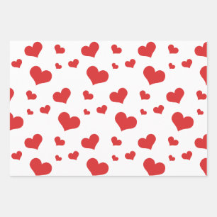 Coeurs rouges sur les feuilles de papier d'emballa