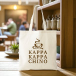 Coffee Life Funny Kappa Kappa Chino Tragetasche<br><div class="desc">Campus Coffee Shop Geist mit griechischer Drehung, unser "Kappa Kappa Chino" Griechischer Lifestyle Toe ist die perfekte Wahl für Kaffeeliebhaber! Mit einer spielerischen Dampfkaffeemaschine und einer kühnen Schrift im Espressobraun ist dieses Design perfekt für Kaffeeliebhaber auf der ganzen Welt. Für den Alltag, sei es beim Einkaufen, beim Besuch der Bibliothek,...</div>