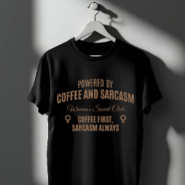 Coffee & Sarkasmus: Frauen-Sozialclub T-Shirt