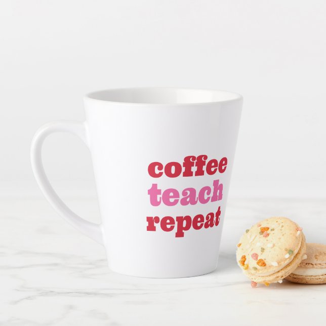 Coffee Teach Répéter Pink Teacher Mug (En situation)