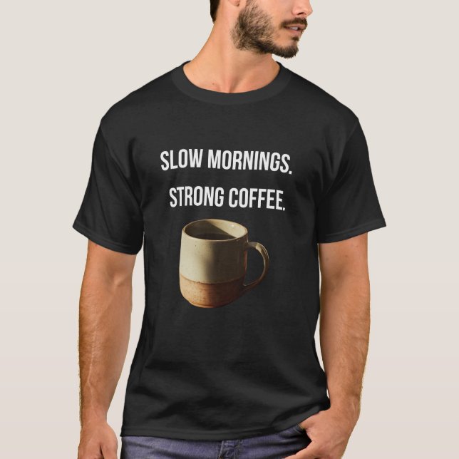 Coffee Tee — "Langsame Morgen. Starker Kaffee." Gr (Vorderseite)