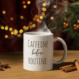 Coffein vor dem routinemäßigen Entwurf des sonnige Kaffeetasse