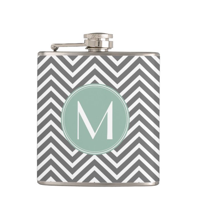 Cohle und Minze Grüne Chevronen Custom Monogram Flachmann (Vorderseite)