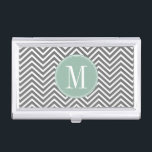 Cohle und Minze Grüne Chevronen Custom Monogram Visitenkarten Etui<br><div class="desc">Fügen Sie Ihre Monogramme diesem trendigen und grafischen Muster mit beliebten Farben hinzu.</div>