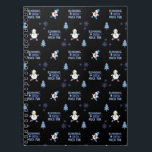 Cold Weather Running Christmas Snowman Notizblock<br><div class="desc">Das Laufen ist Snow Much Fun - kaltes Wetter, Winterlaufsschneemann mit Schneeflocken und Weihnachtsbaum, um Langlaufloipen, Indoor-Track und Feld- oder Marathonläufer anzuheizen. > Lassen Sie uns Läufer motivieren, von den idealen Winterrenntemperaturen zu profitieren und unsere Meilen in Anspruch zu nehmen! > Personalisieren Sie es! Hinzufügen von individuelle Name, Foto oder...</div>