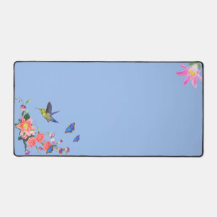 Colibri, papillons et fleurs sur fond bleu clair
