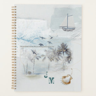 Collage de sable et de mer avec initiales