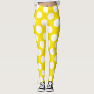 Collants à pois jaunes sur fond blanc