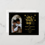 Collect Moments Not Things Snowman Frohe Weihnacht Folien Feiertagspostkarte<br><div class="desc">Klassische,  schlichte und elegante "Collect Moments Not Things" und Snowman und Snowflakes Skripttext-Design mit Ihrem gewölbten Foto und schönen Folientext und Details vorne mit Ihrer Nachricht / Gruß,  Schließen und Unterschrift auf der Rückseite. Composite Design von Holiday Hearts Designs.</div>