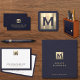 Elegantes Blue Leather Gold-Logo Visitenkarten Dose (Elegant business supplies featuring a rich dark navy leather print adorned with brushed gold accents)