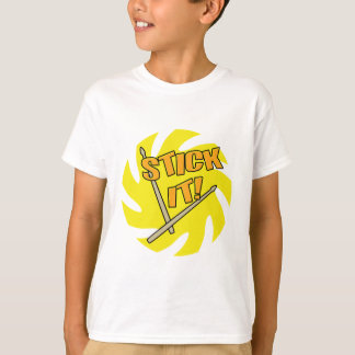 Collez-le le T-shirt de l'enfant
