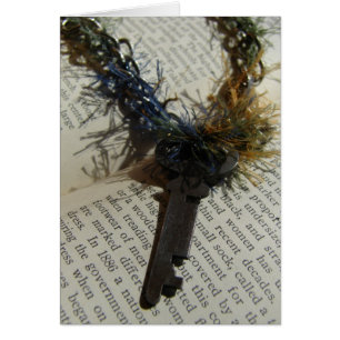 Collier clé sur le livre Vintage