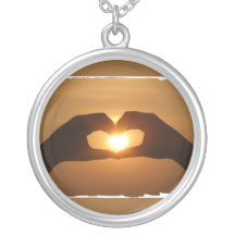 Collier de coucher de soleil mains de coeur