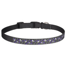 Fleurs violettes, crânes et dentelle