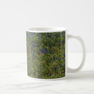 Colline de tasse de fleurs sauvages