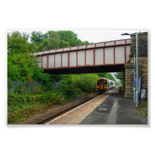 Colne Bound Train Verlässt Burnley Barracks Railwa Fotodruck