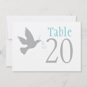 Colombe grise avec des numéros de table de mariage