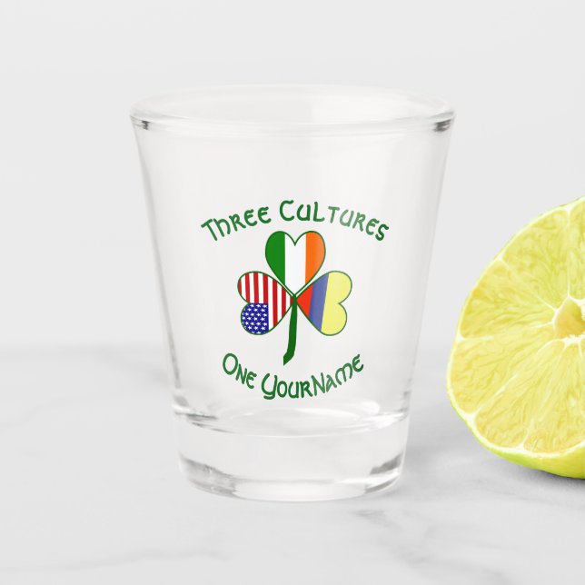 Colombian Irish USA Flags Kleeblatt Personalisiert Schnapsglas (Vorderseite)