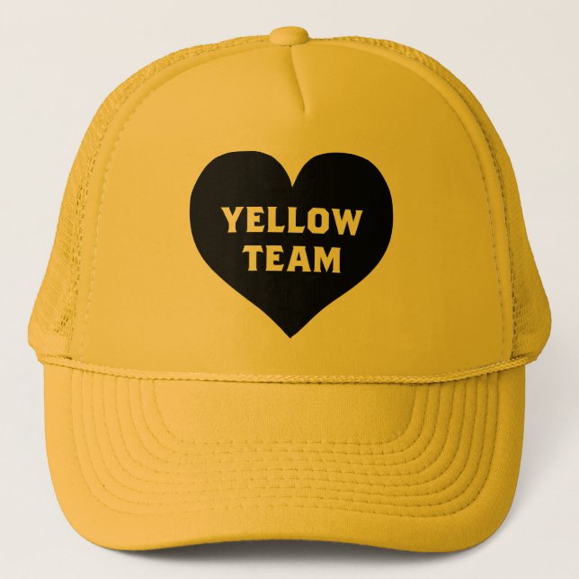 Color War Yellow Team Hat Truckerkappe (Vorderseite)