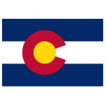 Colorado Flag, Der hundertjährige Staat, Coloradan Freistehende Fotoskulptur<br><div class="desc">Die Farben in Colorados Flagge stellen die Umweltmerkmale des Staat dar. Weiß symbolisiert den Schnee auf ihren Bergen,  Gold erkennt den reichlich vorhandenen Colorado Sonnenschein,  Rot repräsentiert Colorados roten Boden und Blau ist ein Symbol ihres klaren blauen Himmels. "Dieses Bild ist öffentlich zugänglich"</div>