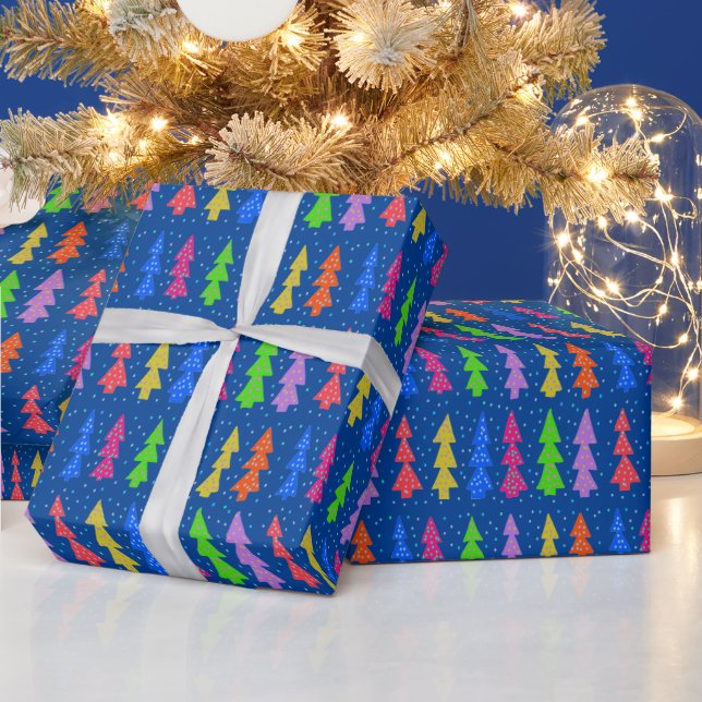 Colorful Christmas Trees on Blue Geschenkpapier (Feiertage)
