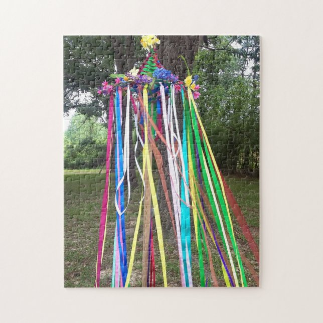 Colorful May Pole Ribbon Beltane Celebration (Vertikal)