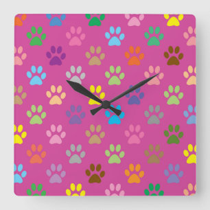 Colorful paw prints pattern quadratische wanduhr