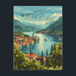Comer See Postkarte<br><div class="desc">Eine atemberaubende und nostalgische Darstellung des Comer Sees in Italien, bekannt für seine atemberaubende Landschaft und den luxuriösen Charme. Das Design vereint das tiefe blaue Wasser des Sees, umgeben von dramatischen Bergen, eleganten Villen und malerischen Städten wie Bellagio und Varenna. Das Vintage Kunstwerk erinnert an die ruhige Schönheit und den...</div>