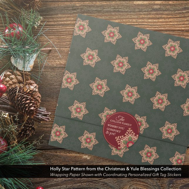 Comfort & Joy Holly Star Personalisiert Red Sticke Runder Aufkleber (Comfort & Joy Holly Star Personalized Stickers Shown with Coordinating Wrapping Paper.)