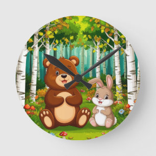 Comic-Bär und Kaninchen sitzen in einem üppigen Wa Runde Wanduhr