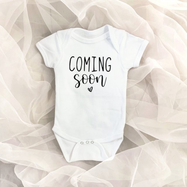 Coming Soon Pregnancy Announcement Baby Bodysuit Baby Strampler (Von Creator hochgeladen)